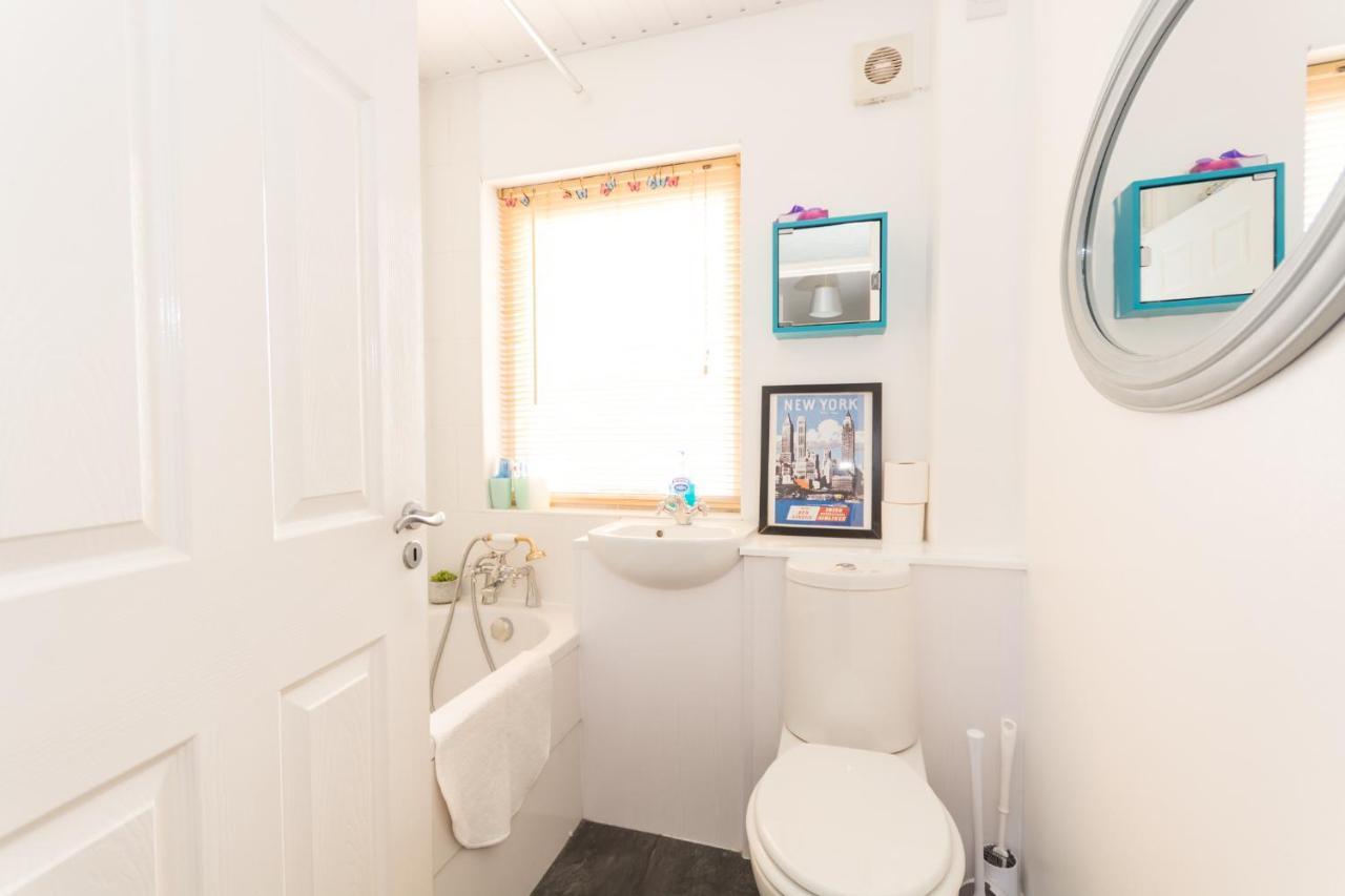 Excellent Location - City Centre - Parking - 4 Beds -2 Bedrooms Belfast Exterior photo