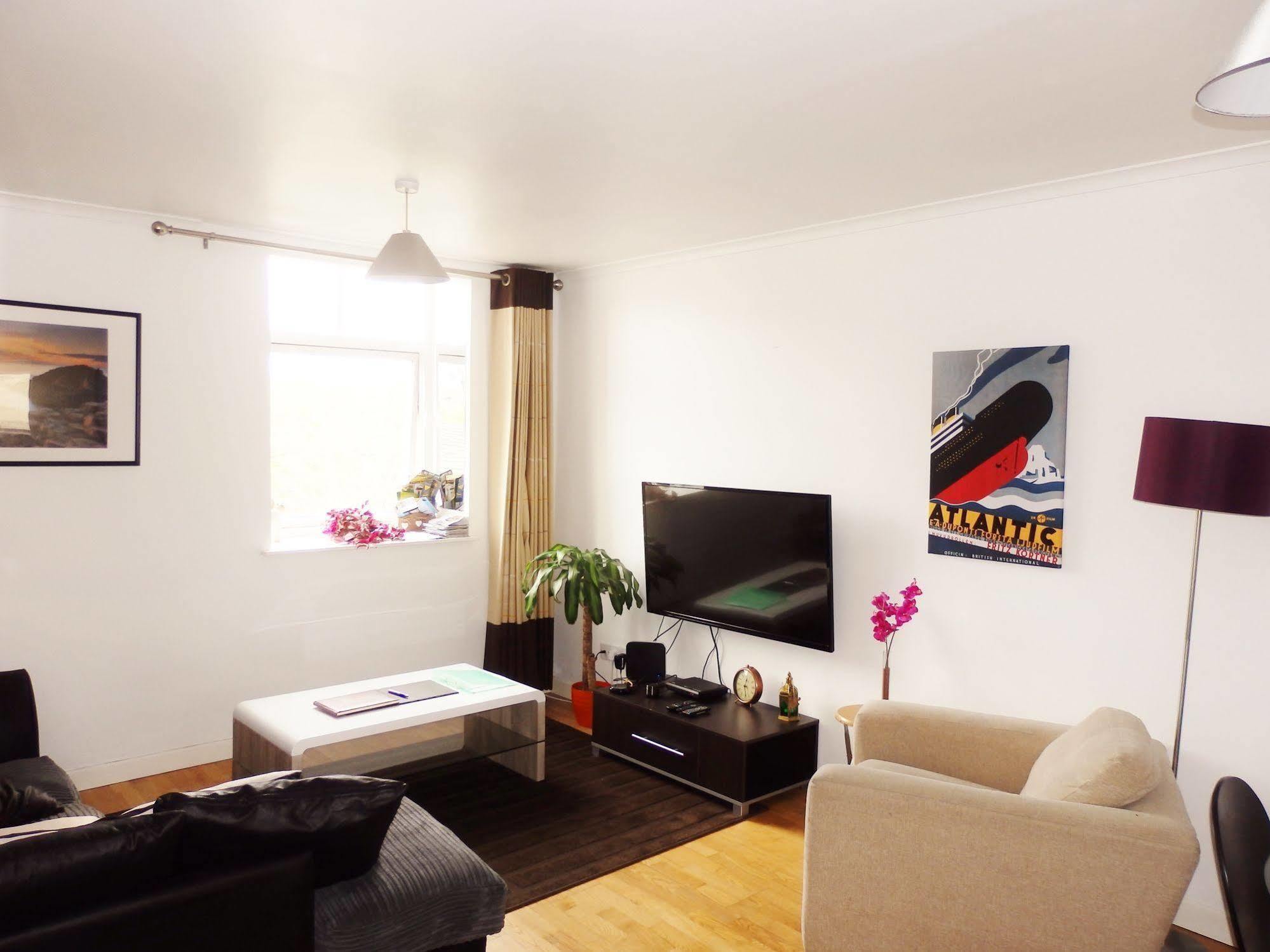 Excellent Location - City Centre - Parking - 4 Beds -2 Bedrooms Belfast Exterior photo