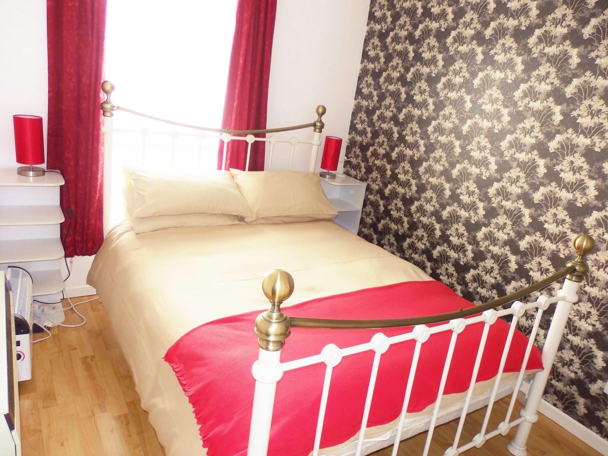 Excellent Location - City Centre - Parking - 4 Beds -2 Bedrooms Belfast Exterior photo